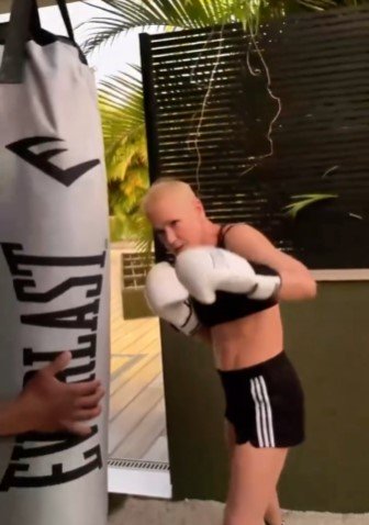 Xuxa exibe abdômen durante treino fitness e inspira seguidores: "Bora começar a semana"