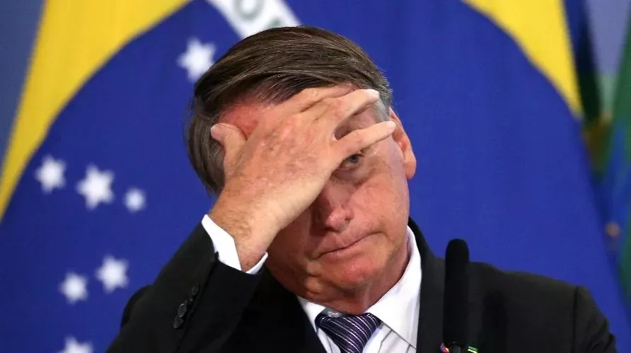 Mensagens revelam recuo de Bolsonaro por temor de isolamento, diz PF