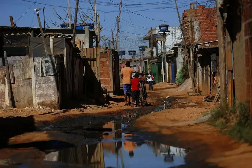 Brasil reduz pobreza: 8,7 milhões saem da situação em um ano, aponta IBGE